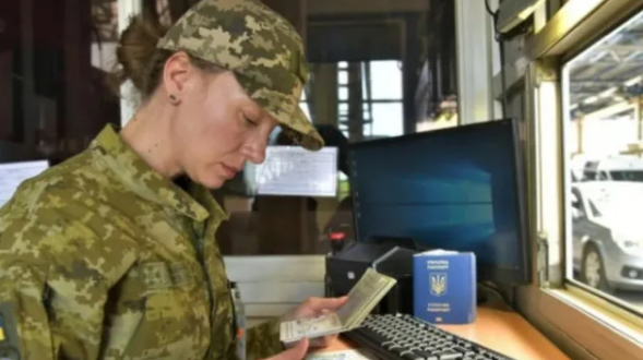 Пенсіонерів можуть не випустити за кордон: кому загрожують проблеми на кордоні