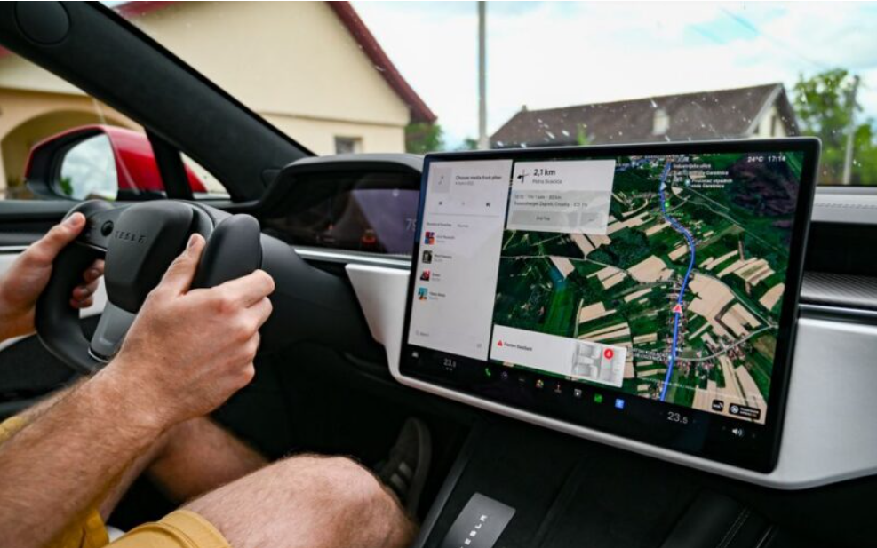 Пластикові голови замість водія: як у Китаї обманюють автопілот Tesla