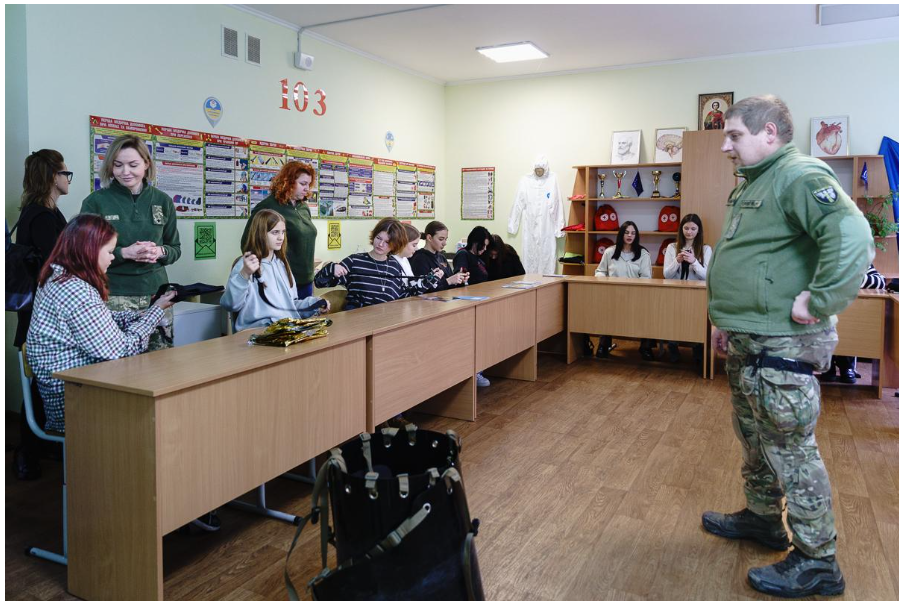 Як в українських школах навчають дітей керувати дронами, стріляти із гвинтівок та надавати медичну допомогу