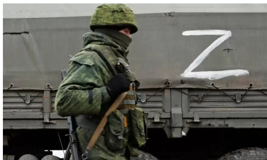 Дерево не витримало: росіянин заліз на сосну з радянським прапором і стрімко впав униз