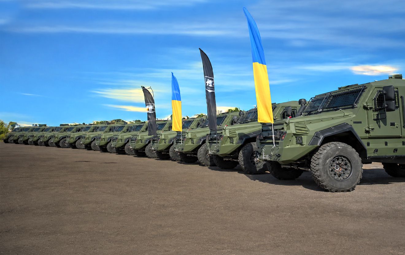 На броньовані медваки гроші надходили з усього світу