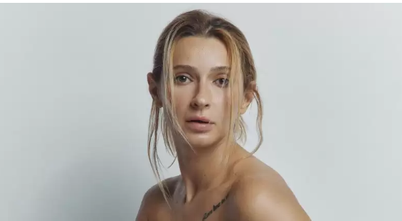 TAYANNA в трусиках на дереві: пікантний збір черешні вразив фанатів