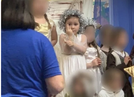 Мережі насмішила дівчинка, яка показала непристойний жест на дитячому святі (фото)