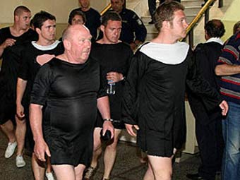 Переодетые монашками британские футболисты прошли маршем по курортам Крита