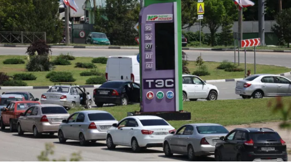 Паніка та величезні черги на АЗС: у Тюмені скуповують пальне після удару по НПЗ