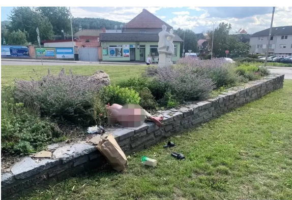 У Чехії жінка двічі за два дні шокувала перехожих оголеними виходами в центрі міста