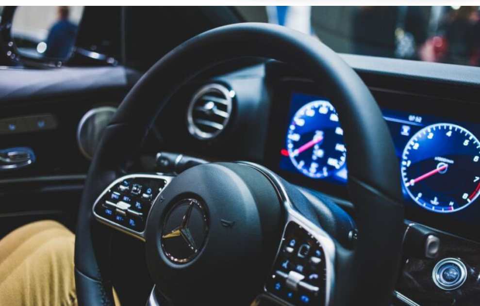Mercedes-Benz повертає фізичні кнопки для зручності водіїв
