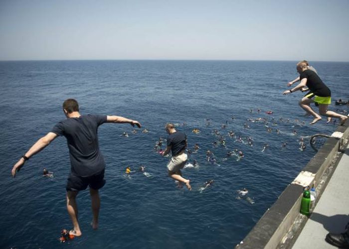 Военные моряки купаются в открытом море