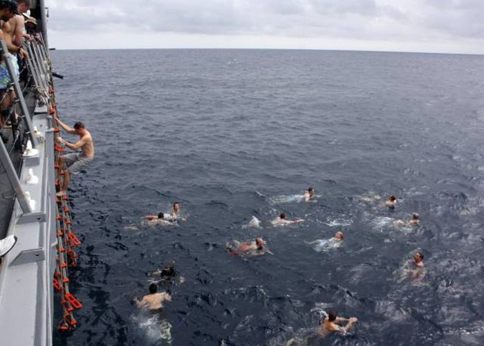 Военные моряки купаются в открытом море