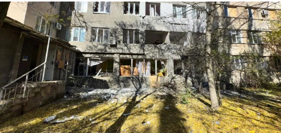 Росіяни атакували дроном лікарню у Херсоні: постраждали медпрацівниці