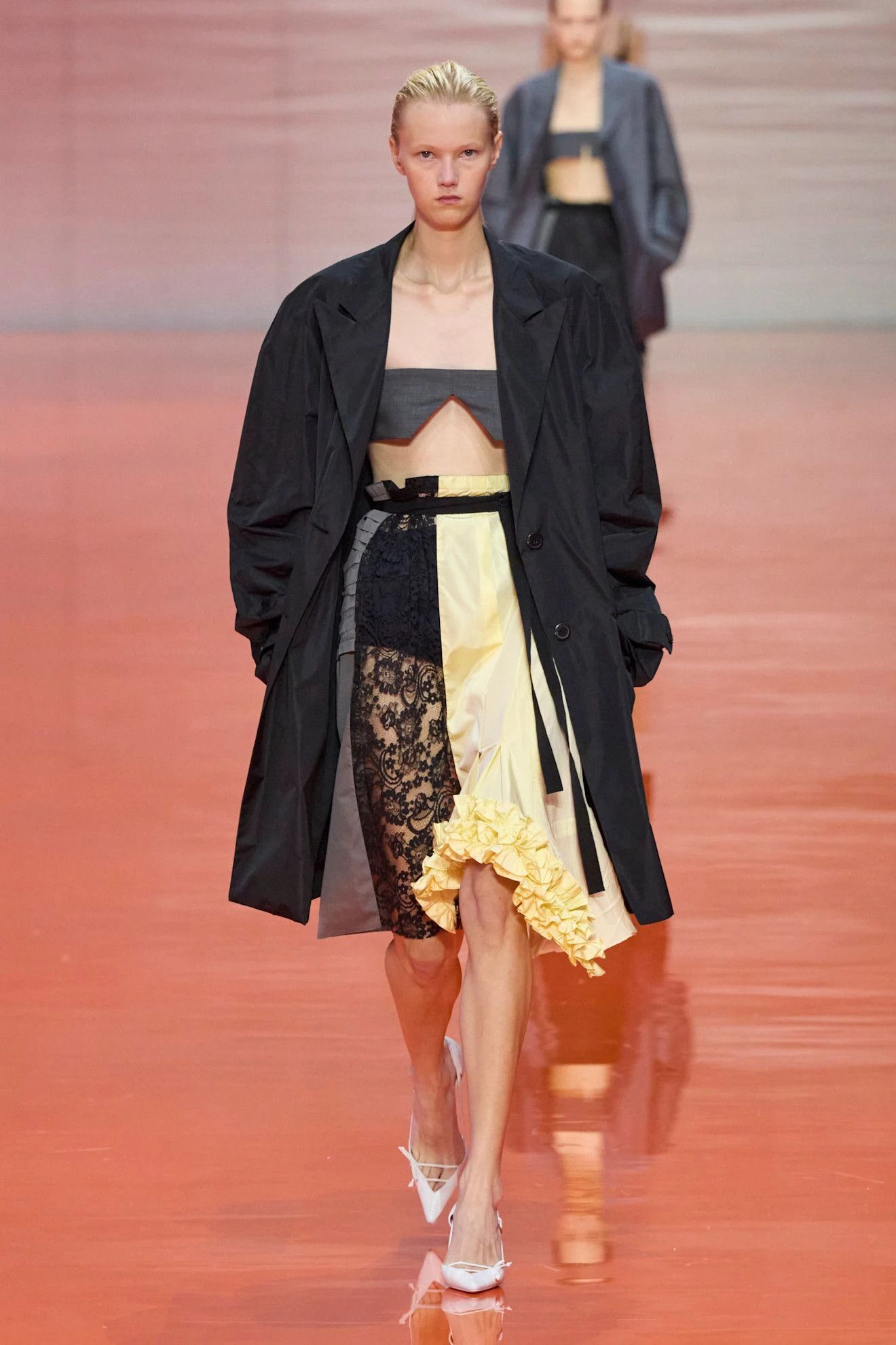 Prada у своїй колекції стильно заміксував мереживо. - фото 896545