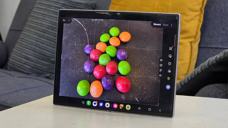 Samsung Galaxy Z Fold 8: огляд переваг унікального співвідношення сторін