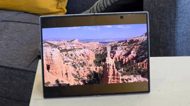 Samsung Galaxy Z Fold 8: огляд переваг унікального співвідношення сторін