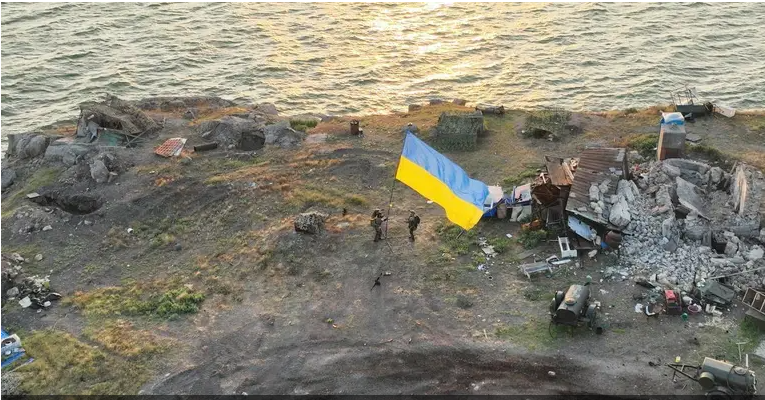 Зачистка під авіаударами: боєць ГУР "Артан" розповів про звільнення та утримання Зміїного