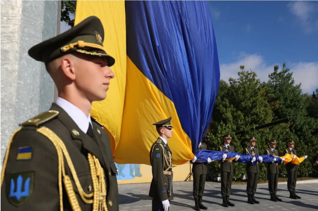 У Львові до Дня Державного Прапора урочисто підняли синьо-жовтий стяг