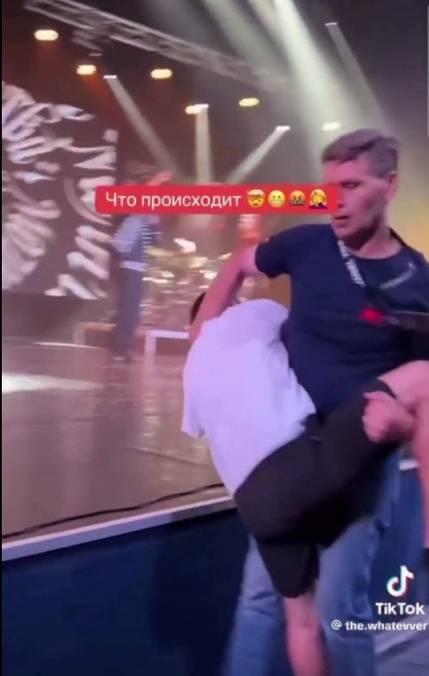 Охоронець у&nbsp;грубій формі поводився з&nbsp;ветераном війни, який потребував допомоги / &copy; скриншот з відео