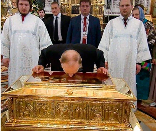 Їх релігія. У різних церквах і монастирях Європи зберігаються десятки кісток і черепів тих самих «святих»
