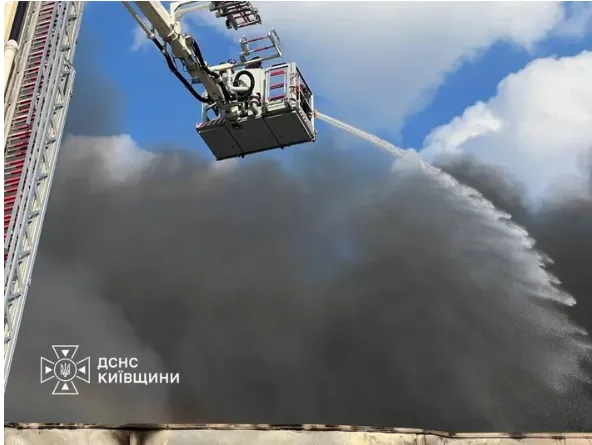 Шоста доба атак: у Києві та області пошкоджені будинки та складські приміщення, є поранені