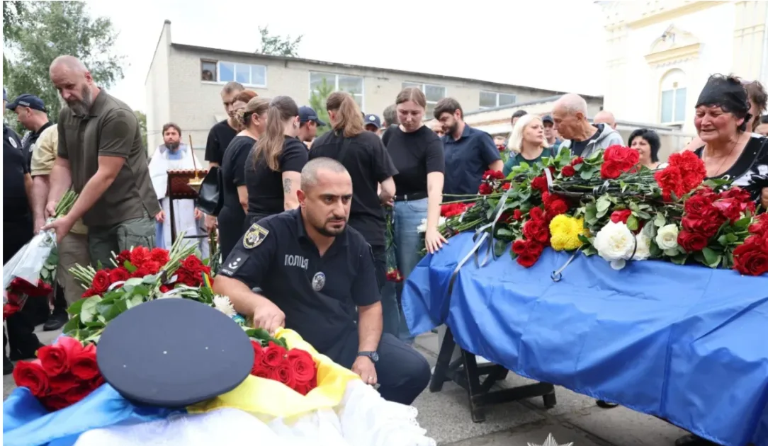 У Павлограді попрощалися із загиблими поліцейськими Олександром Григоренком та Сергієм Шматком