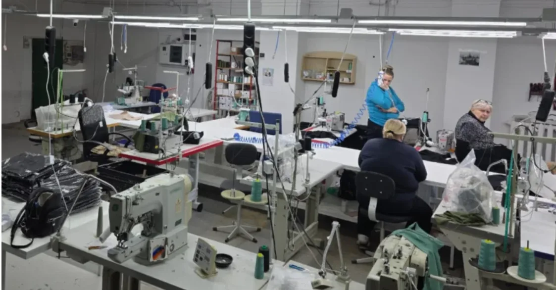 БЕБ на Львівщині викрило масштабне виробництво підробок Moncler та Apple на 98 млн грн