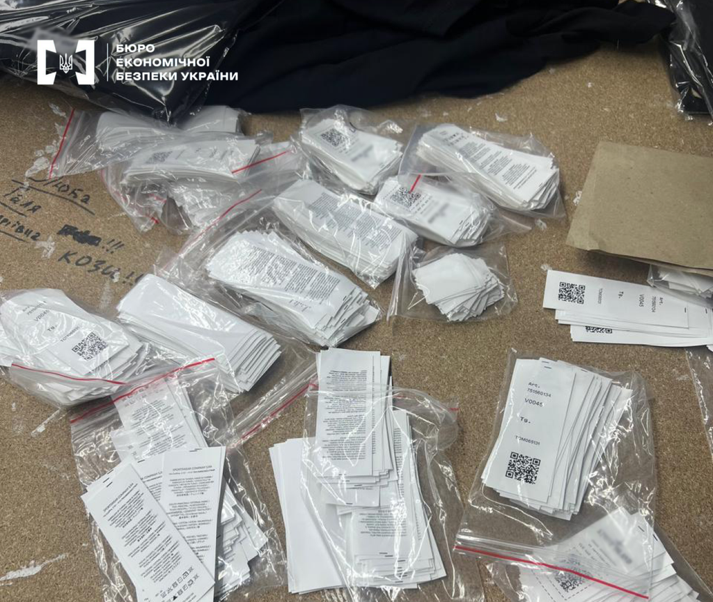 БЕБ на Львівщині викрило масштабне виробництво підробок Moncler та Apple на 98 млн грн