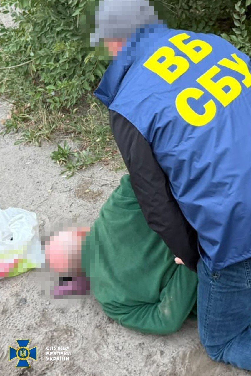 Працевлаштувався на кілька заводів, щоб коригувати по них удари: СБУ затримала ворожого агента