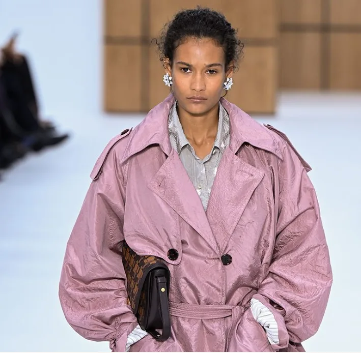 Квіткові сукні, тренчі та пальта: Burberry показав нову колекцію на London Fashion Week