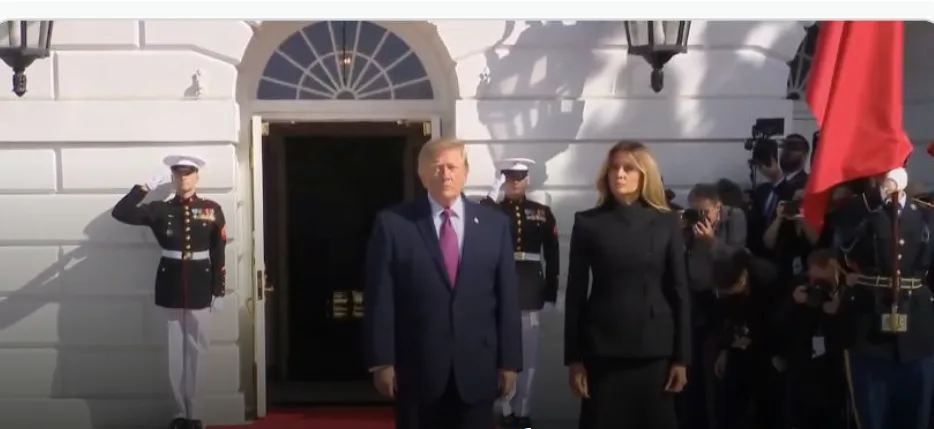 Меланія залишилася за «бортом»: Трамп осоромився на червоній доріжці