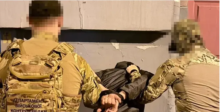 Коригував удари по Києву та готував підпали: СБУ затримала військового-зрадника