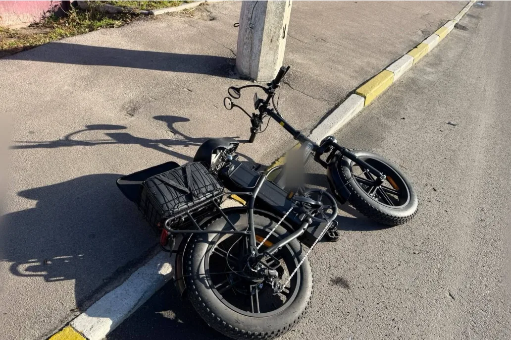 У Демидові автівка зіткнулася з електровелосипедом: жінка в лікарні