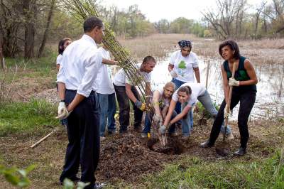 Сажающий деревья Обама стал героем фотожаб