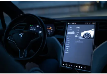 Tesla презентувала інтерфейс нового Roadster з трековим режимом