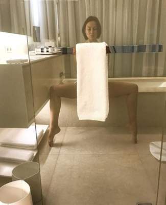 Экс-солистка "NIKITA" прикрыла свои прелести белоснежным полотенцем
