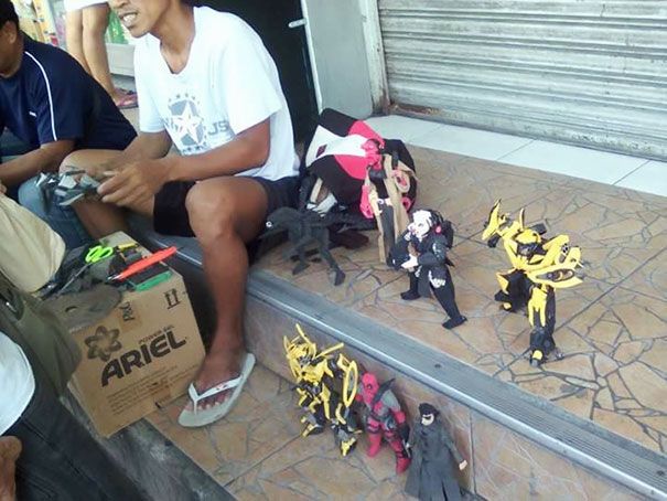 Филиппинский мастер делает игрушки из сношенных шлепанцев
