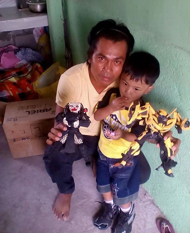 Филиппинский мастер делает игрушки из сношенных шлепанцев