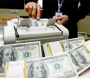 Межбанковский доллар начал переваливать за отметку 7,98