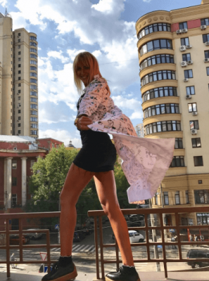 Ведущая "Орел и Решка" примерила наряд от модного украинского дизайнера