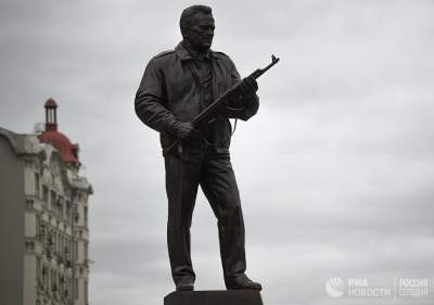 «Смерть с косой»: художник посмеялся над памятником Калашникову