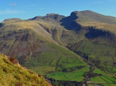 В Британии обкурившихся горе-туристов три часа снимали с горы