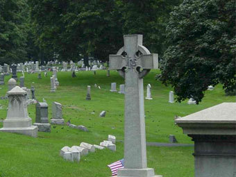 Голый американец фотографировал духов на кладбище