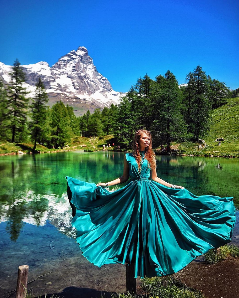 Девушка в красивых платьях на фоне живописных мест