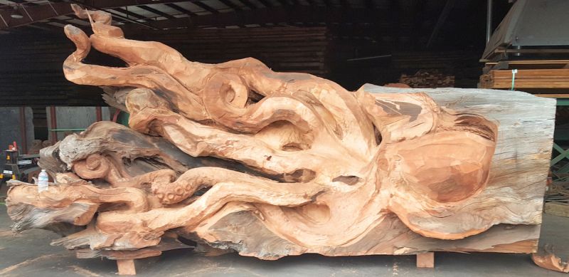 Резчик превратил ствола дерева в гигантского осьминога
