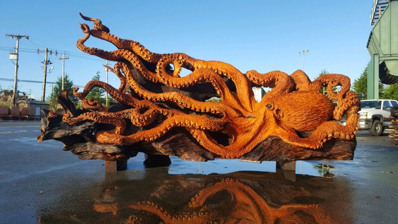 Резчик превратил ствола дерева в гигантского осьминога