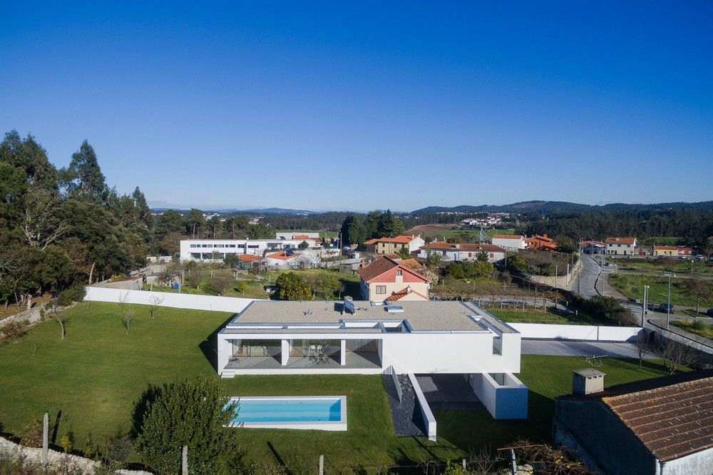 Современный двухэтажный дом в Португалии