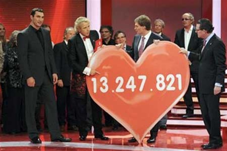Владимир Кличко подарил детям 750 000 евро