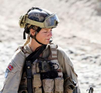 Как выглядят девушки-военные в разных странах. Фото