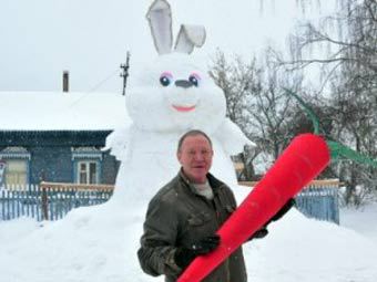Житель Ярославля слепил из снега шестиметрового зайца