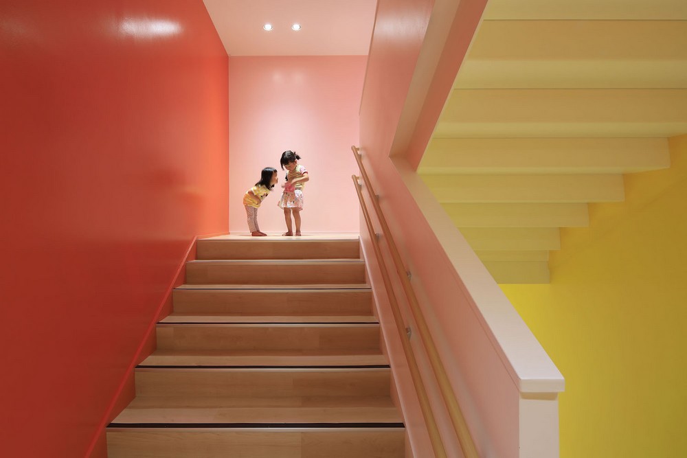 Яркий фасад детского сада в Японии