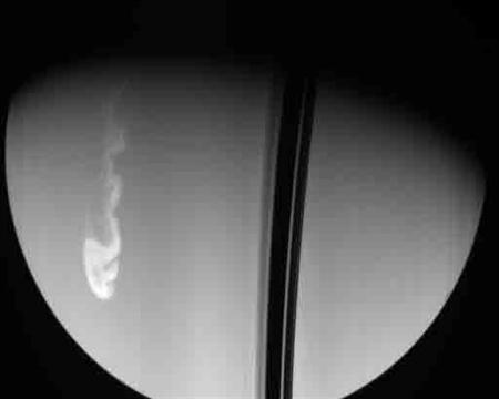 Зонд "Кассини" сфотографировал «сигаретный дым» на Сатурне