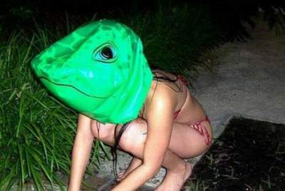 «Крокодила на скаку остановят»: странные фотки девушек в соцсетях
